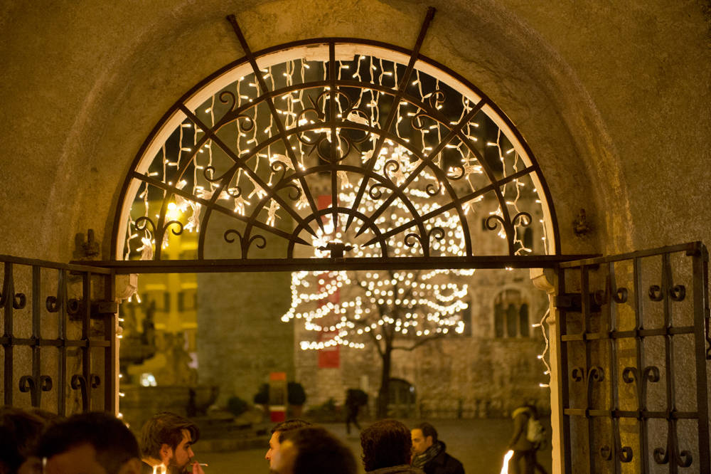 vista di piazza duomo dal cortile interno